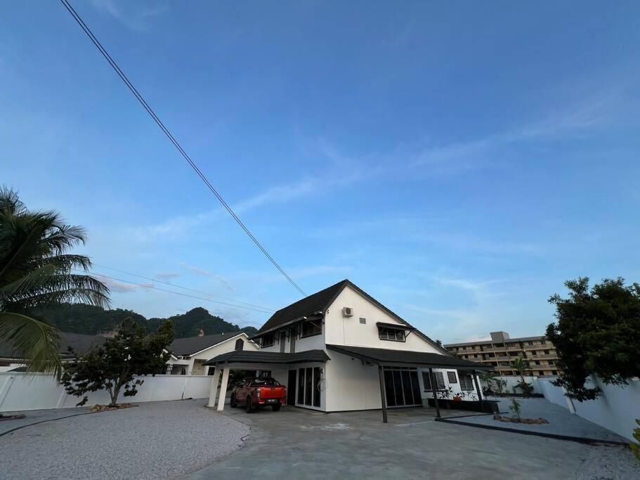 Putih Saltwater Pool Bbq 5bed4bath 19pax Rumah percutian Ipoh