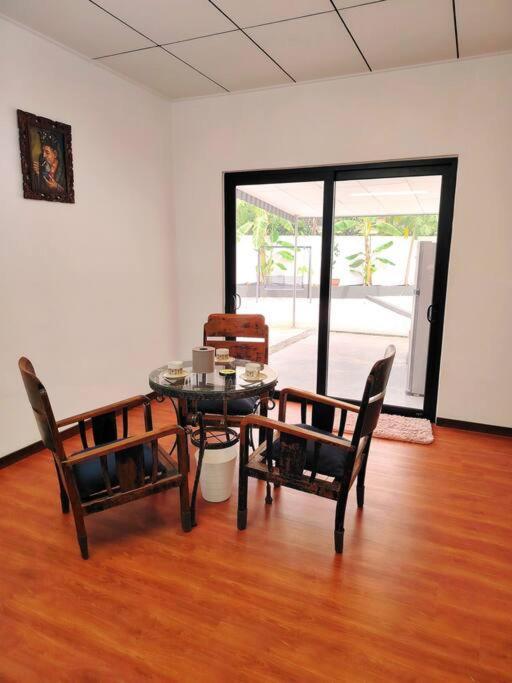 Rumah percutian Putih Saltwater Pool Bbq 5bed4bath 19pax *