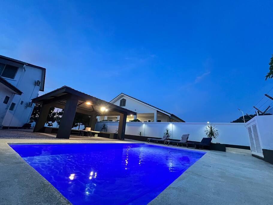 Rumah percutian Putih Saltwater Pool Bbq 5bed4bath 19pax *