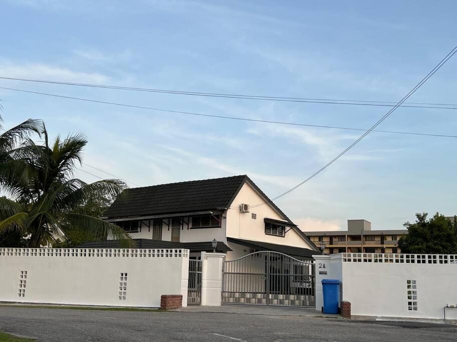 Rumah percutian Putih Saltwater Pool Bbq 5bed4bath 19pax *